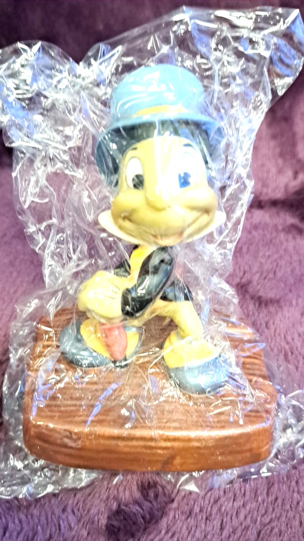 Walt Disney Classics Collection Jiminy Cricket Pinocchio 1993 Membership Figurine: 6x6x8 1lbs Low Estimate: 10.00 High Estimate: 35.00