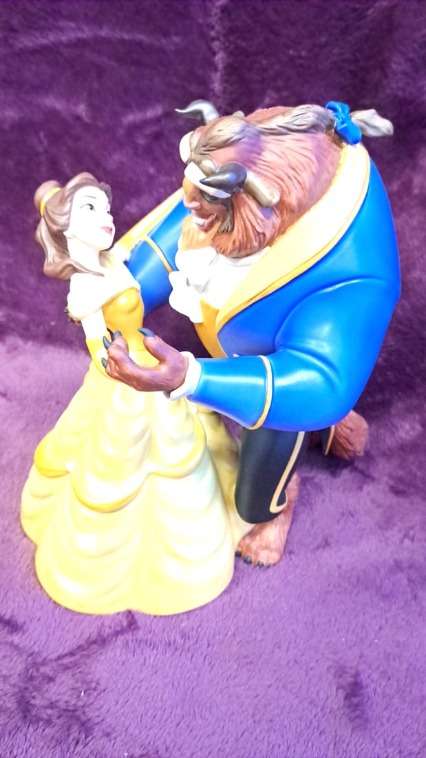 Walt Disney Classics Collection Beauty And The Beast "tale As Old As Time" Figurine: 11 x 10 x 6 2. 5 lb Low Estimate: 25.00 High Estimate: 75.00