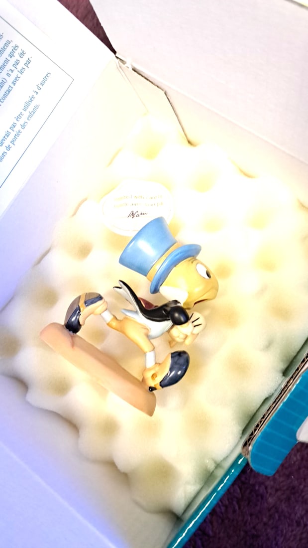 Walt Disney Classics Collection Pinocchio Jiminy Cricket "wait For Me, Pinoke!" Figurine - 7