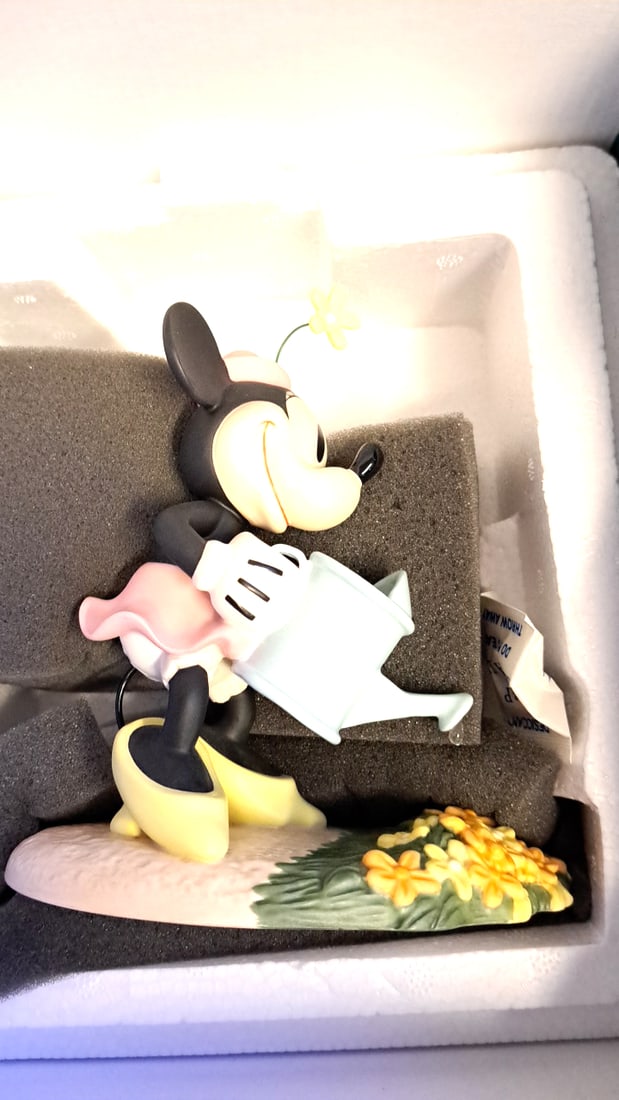Walt Disney Classics Collection Minnie Mouse Mickey Cuts Up Figurine Watering Can: 3 x 4 x 15 0. 5 lb Low Estimate: 20.00 High Estimate: 75.00