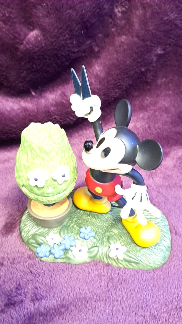 Wdcc Walt Disney Classics Collection Mickey Cuts Up A Little Off The Top Limited Edition Figurine: 7 x 6 x 5 1. 5 lb Low Estimate: 10.00 High Estimate: 50.00