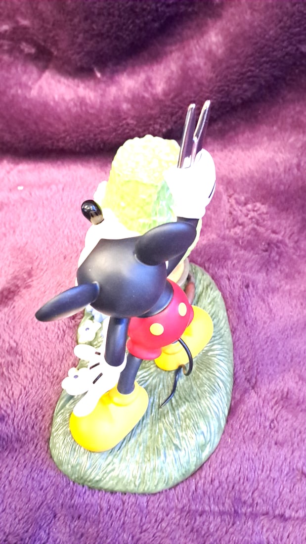 Wdcc Walt Disney Classics Collection Mickey Cuts Up A Little Off The Top Limited Edition Figurine - 2