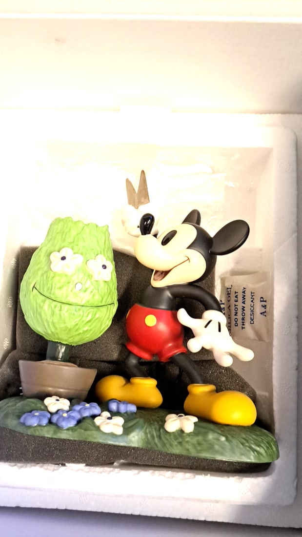 Wdcc Walt Disney Classics Collection Mickey Cuts Up A Little Off The Top Limited Edition Figurine - 4