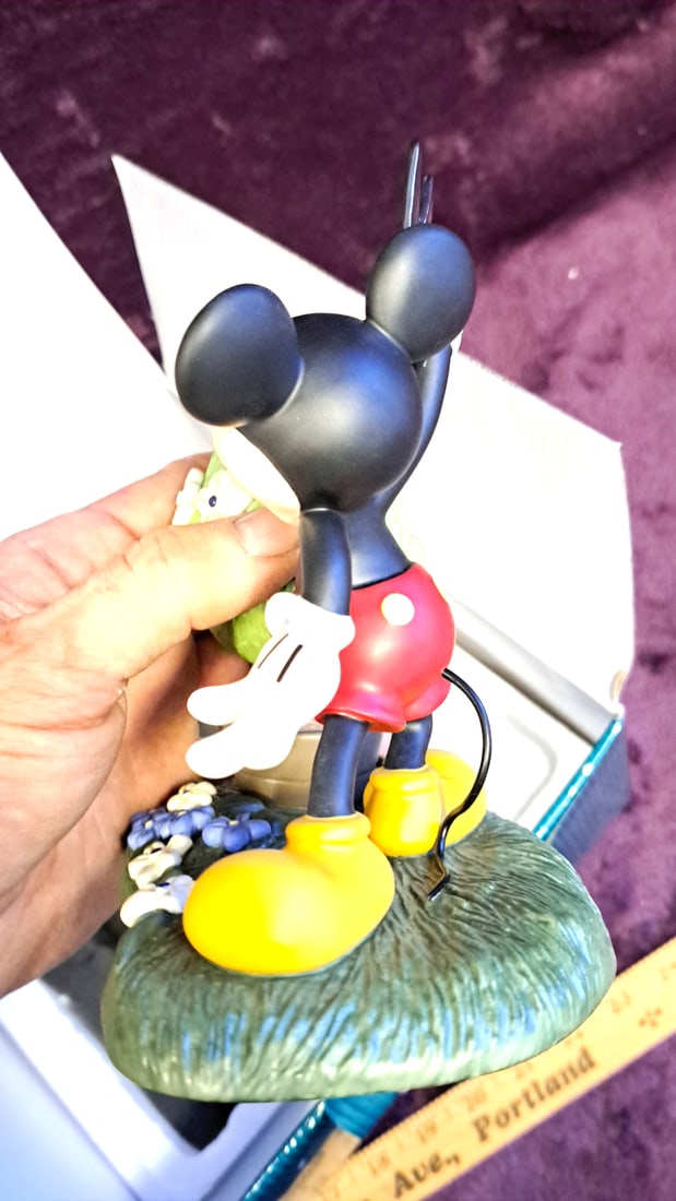 Wdcc Walt Disney Classics Collection Mickey Cuts Up A Little Off The Top Limited Edition Figurine - 7
