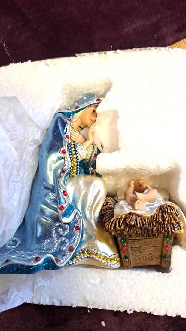 Hawthorne Village Mary And Baby Jesus Jeweled Nativity Figurine 14-01684-001: 4 x 3 x 3 1 lb Low Estimate: 50.00 High Estimate: 150.00
