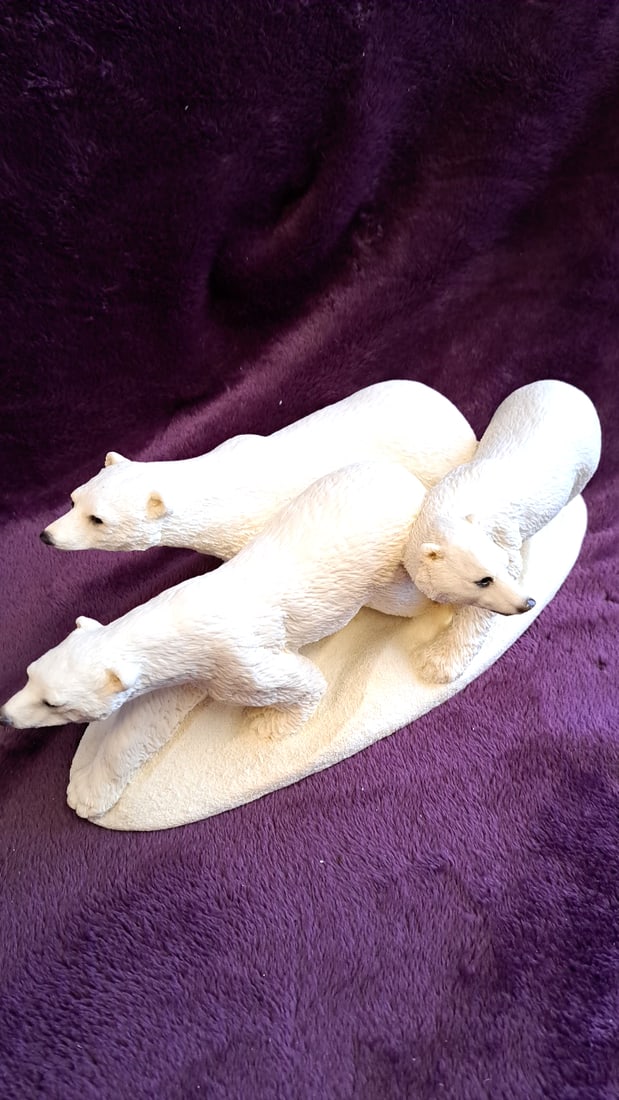 United Design Animal Classics Cc-294 Polar Bear Family Figurine On Ice Floe: 15 x 12 x 12 3 lb Low Estimate: 50.00 High Estimate: 50.00
