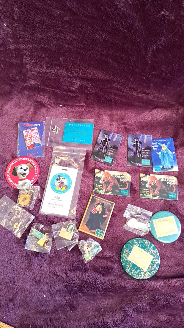 Disney Walt Disney Classics Collection Event Pins Buttons Ephemera Lot Shere Khan Evil Enchantress: 7 x 4 x 3 2 lb Low Estimate: 100.00 High Estimate: 200.00