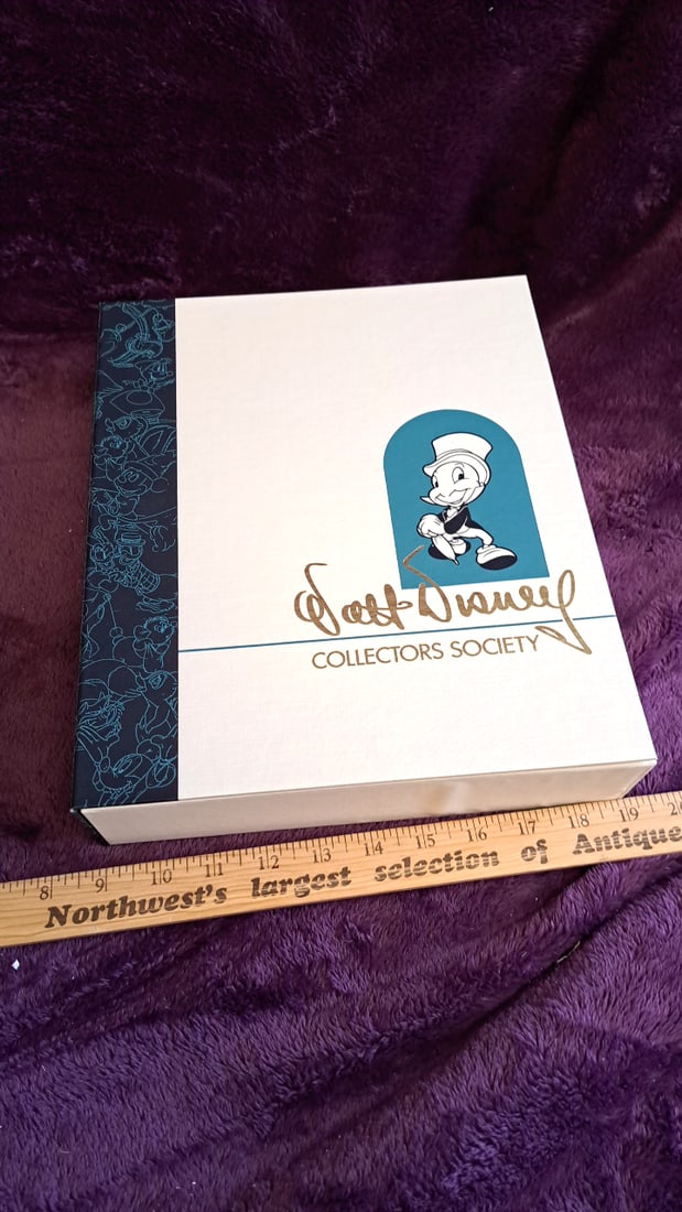 Walt Disney Collectors Society Sketches Magazine Lot With Jiminy Cricket Box - 5