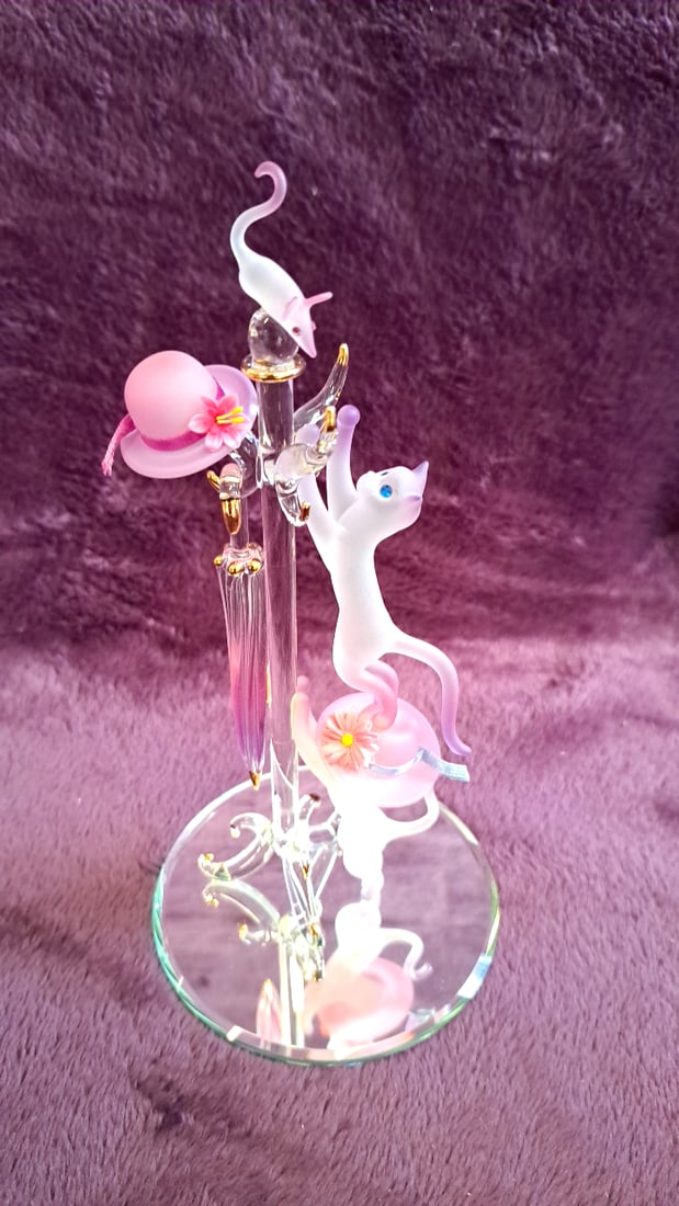 Glass Baron Cats-n-hats S7 211 Glass Cat Figurine Pink Hats Mirror Base: 3 x 10 x 4 1 lb Low Estimate: 50.00 High Estimate: 75.00