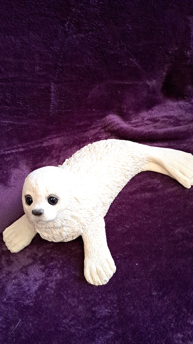 Gallery Classics Cc-seal Pup White Resin Figurine 14 In: 23 x 9 x 6 2 lb Low Estimate: 10.00 High Estimate: 20.00