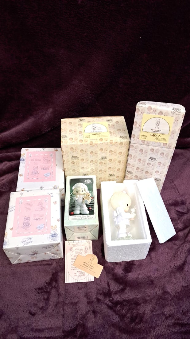 Enesco Precious Moments Collector's Club Boxed Figurine Lot Incl. 530980 & Sweetest Christmas: 16x13x6 2. 5 lb Low Estimate: 25.00 High Estimate: 100.00