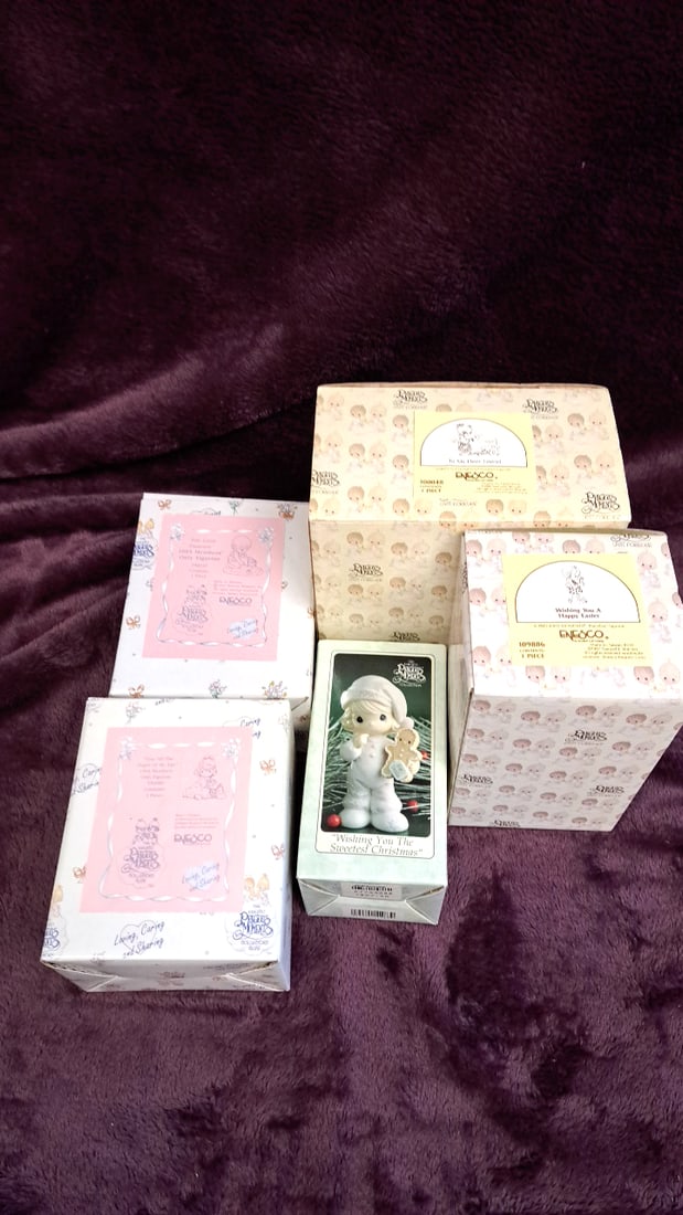 Enesco Precious Moments Collector's Club Boxed Figurine Lot Incl. 530980 & Sweetest Christmas - 2