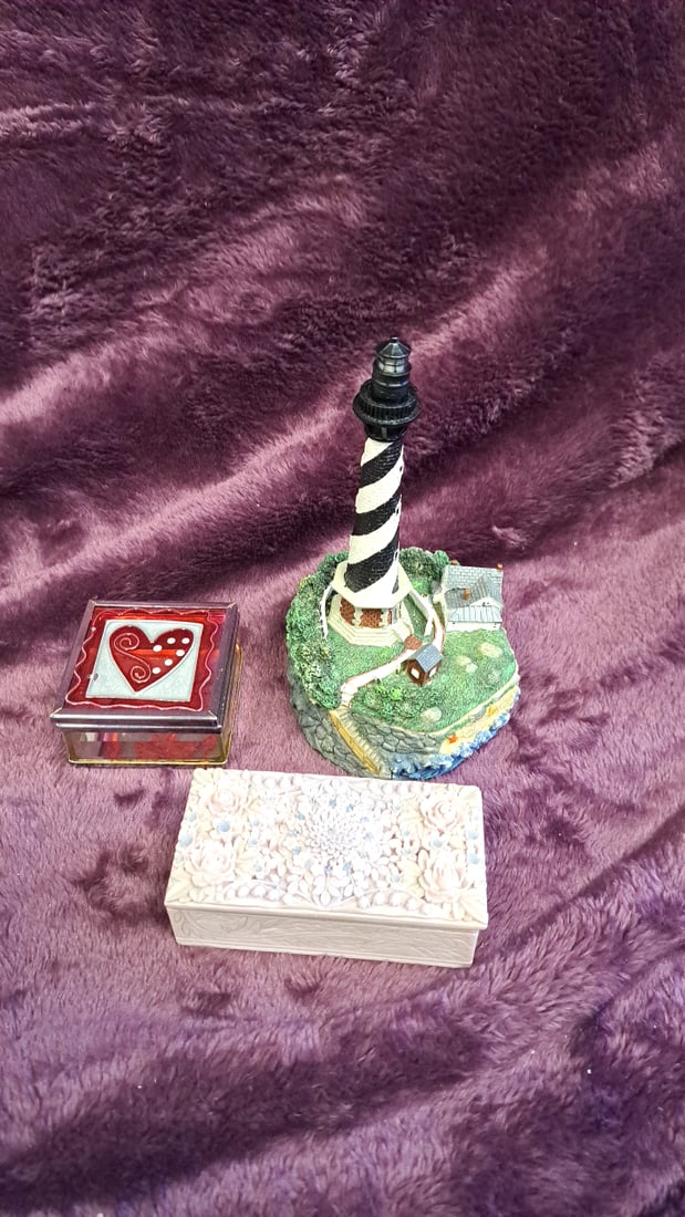 3 Trinket Boxes Inc Seaside Treasures Cape Hatteras Light Lighthouse: 5 x 6 x 6 1 lb Low Estimate: 10.00 High Estimate: 50.00