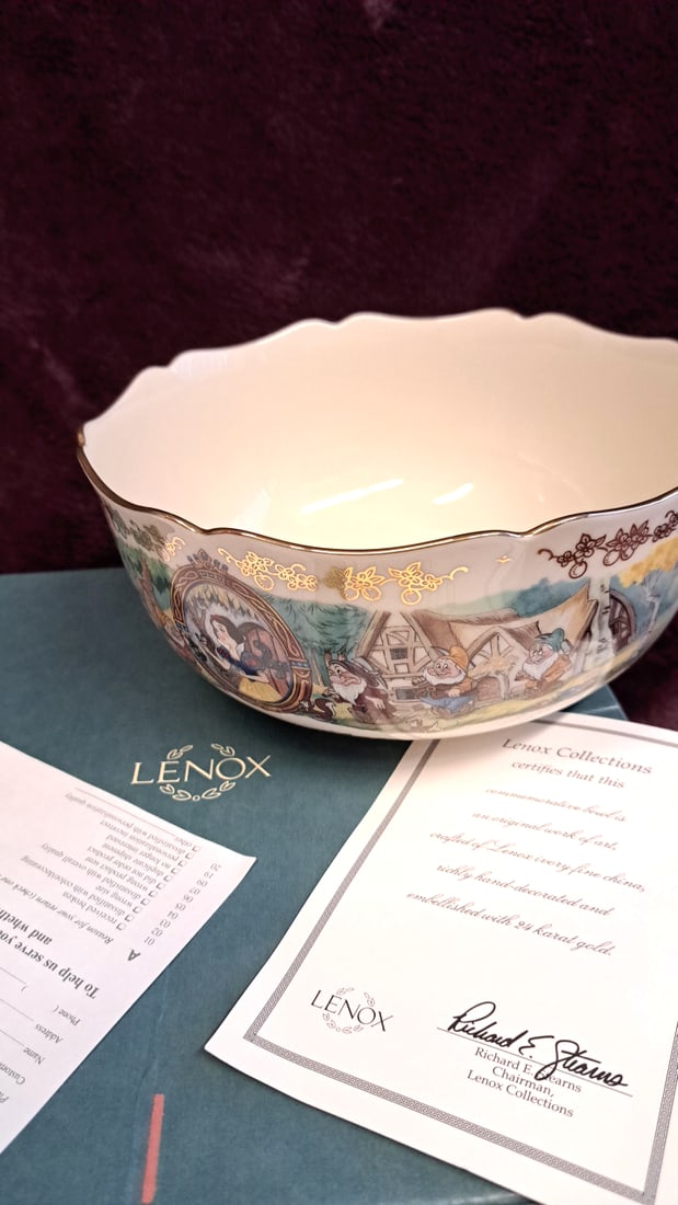 Lenox Disney Snow White And The Seven Dwarfs 24k Gold Fine China Bowl 8.5": 9 x 10 x 10 1 lb Low Estimate: 50.00 High Estimate: 150.00