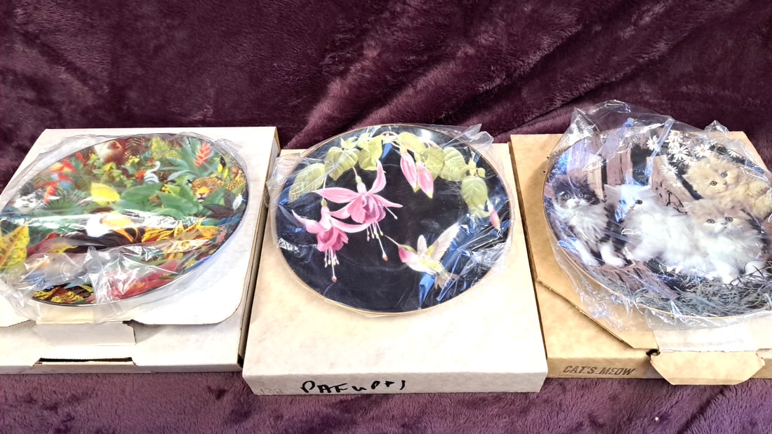 3 Decorative Plates: Pacific Art Products Voyager By Gloria Eriksen, Cats & Hummingbird: 12x12x12 6lbs Low Estimate: 15.00 High Estimate: 100.00