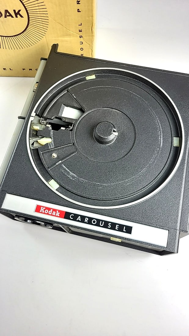 Kodak Carousel Projector Model 550 With Ektanar 5 In F/3.5 Lens And Box - 4