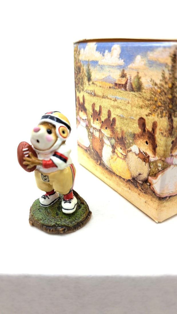 Wff Ms-21 Go Long Football Mouse Figurine: Annette petersen 4x4x4 1lb Low Estimate: 72 High Estimate: 82