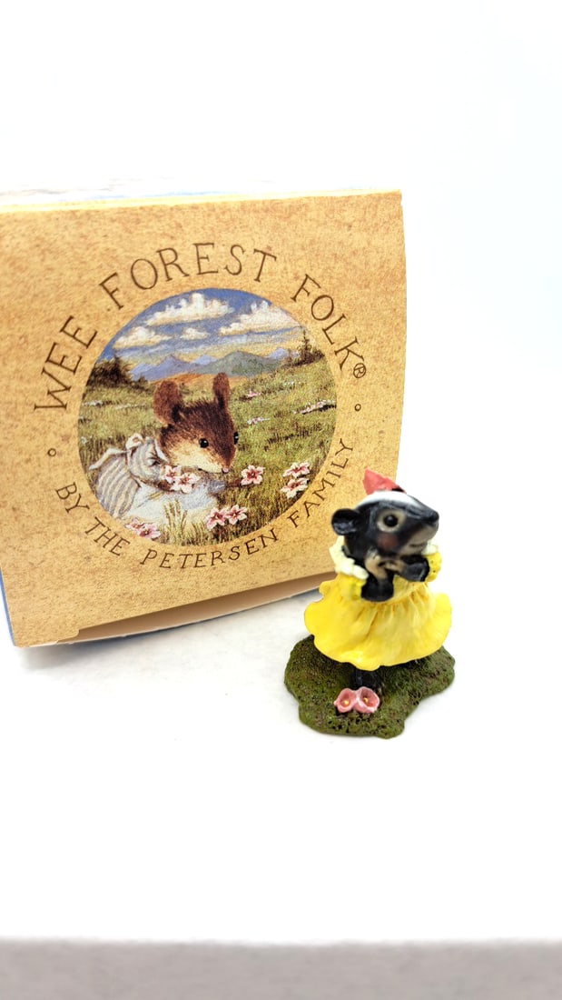 Wff Fb-03 Skunk Figurine Yellow Dress Red Flower: William. Petersen 2007 4x4x4 1lb Low Estimate: 40 High Estimate: 100