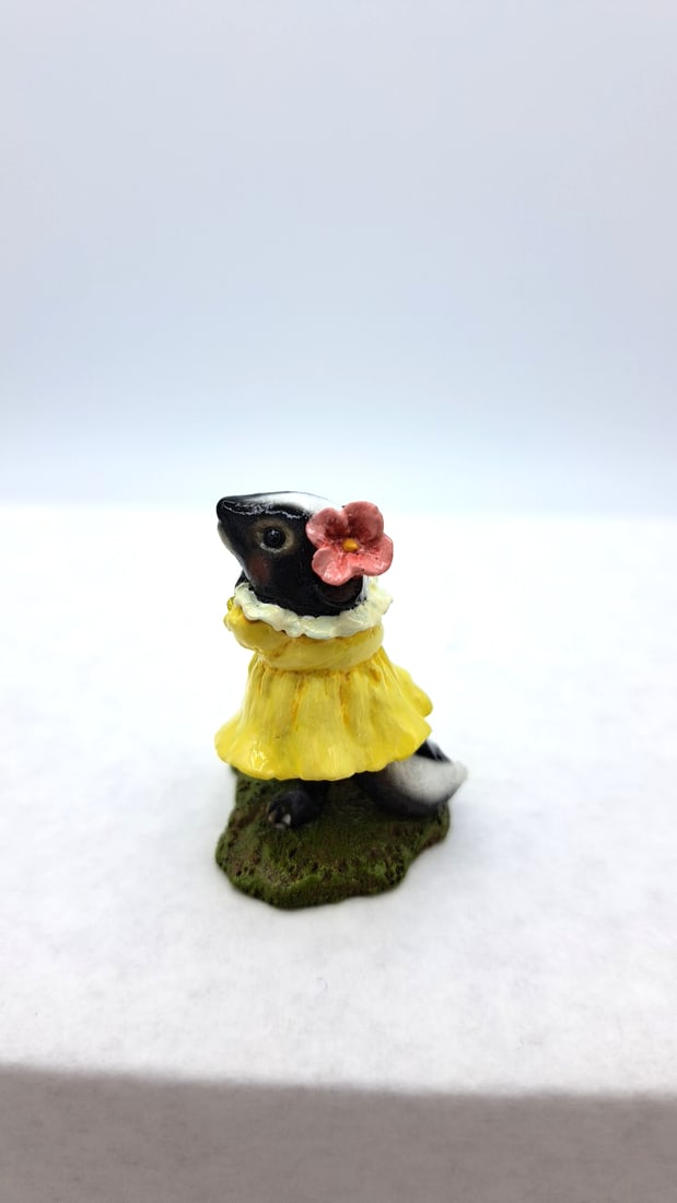Wff Fb-03 Skunk Figurine Yellow Dress Red Flower - 5