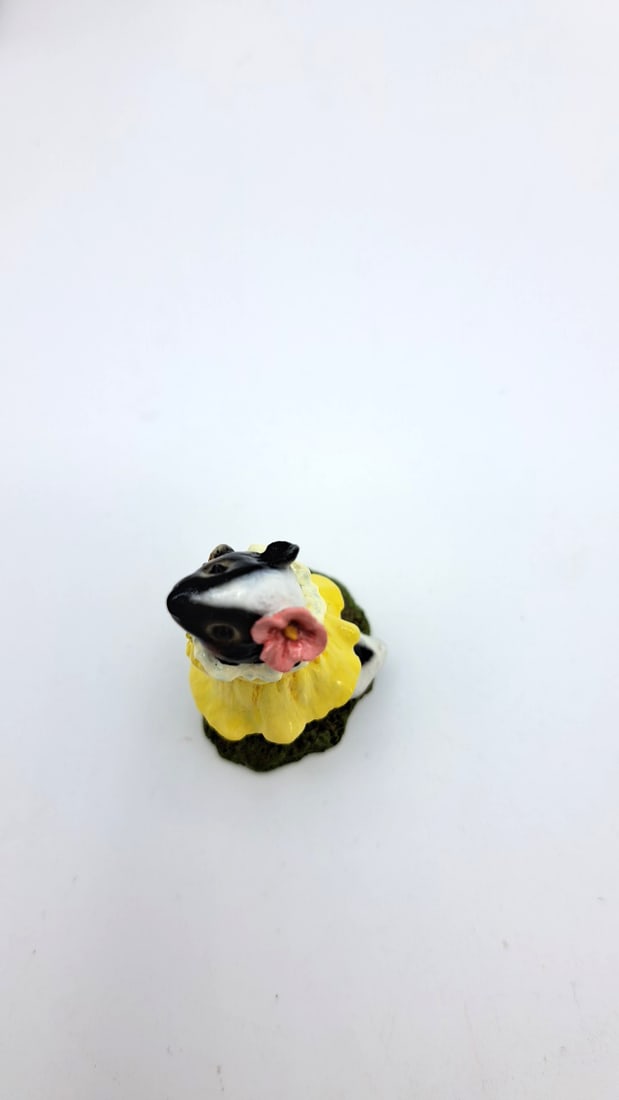 Wff Fb-03 Skunk Figurine Yellow Dress Red Flower - 6