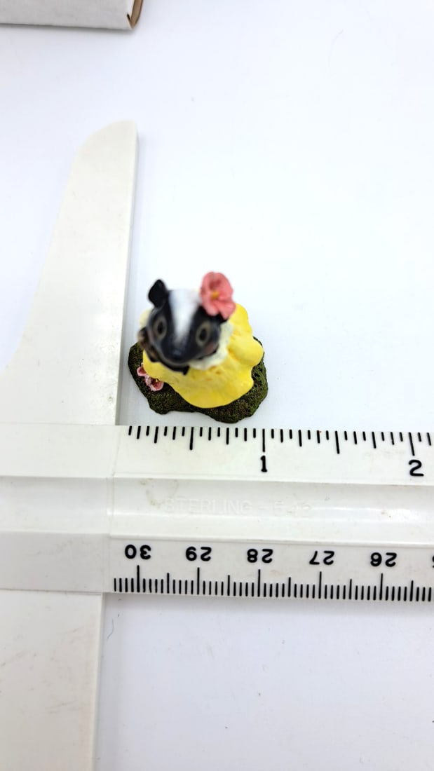 Wff Fb-03 Skunk Figurine Yellow Dress Red Flower - 8