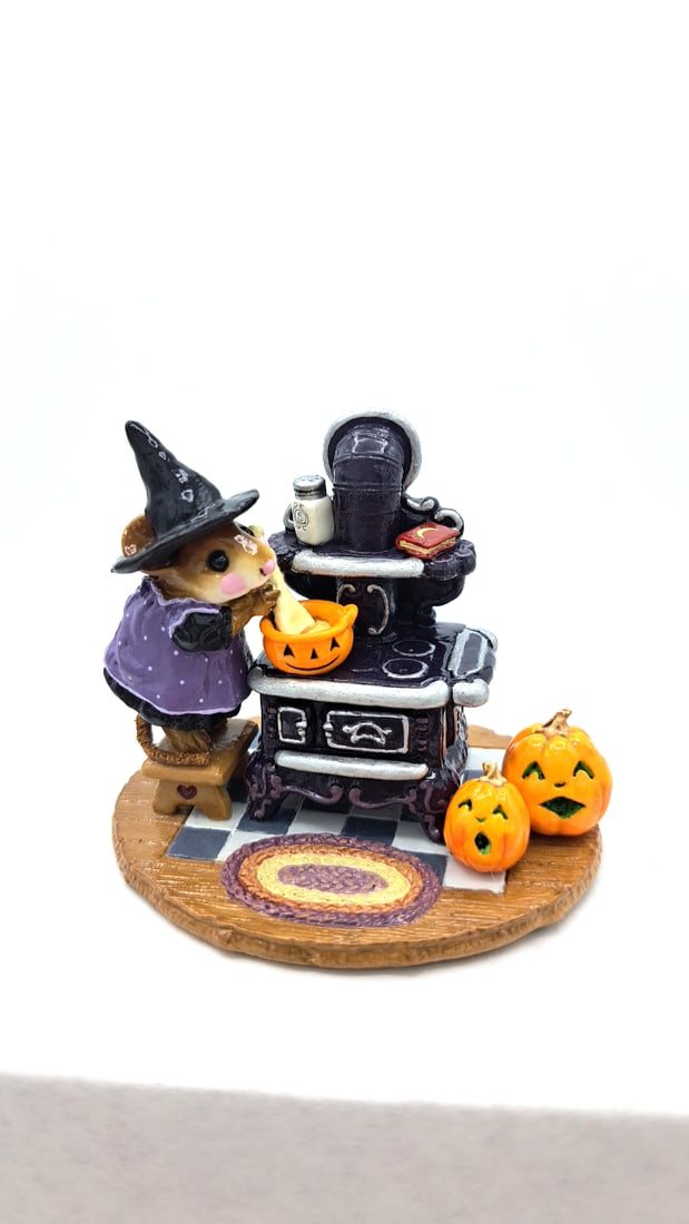 Wff M-185a The Old Black Stove Halloween Mouse Figurine Lavender Apron - 2