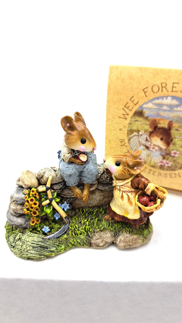 Wff Fs-07 Wayside Chat Mouse Figurine With Apple Basket: William. Petersen 1994 4x4x4 1lb High Estimate: 210 Low Estimate: 100