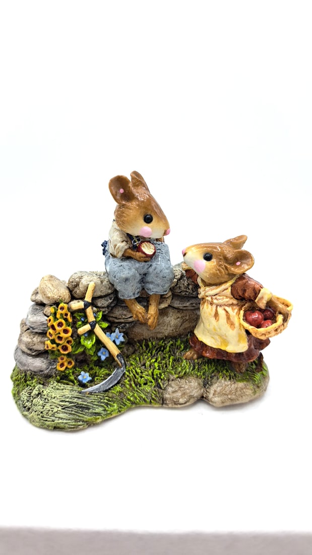 Wff Fs-07 Wayside Chat Mouse Figurine With Apple Basket - 2