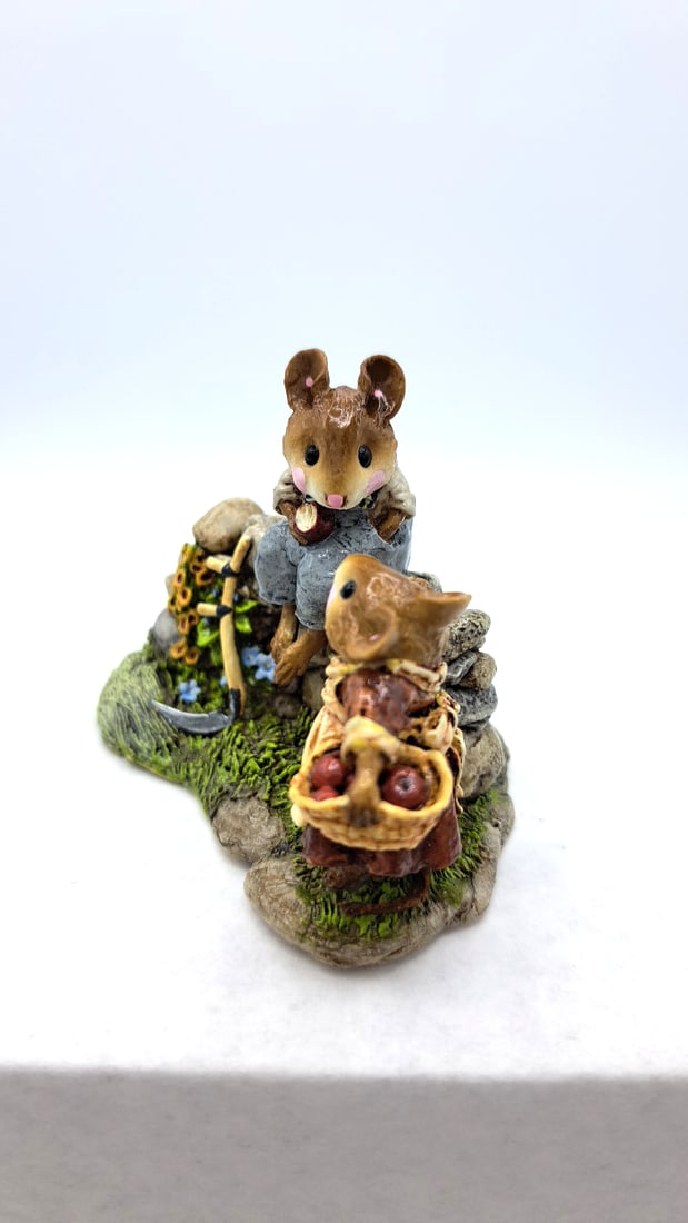Wff Fs-07 Wayside Chat Mouse Figurine With Apple Basket - 5
