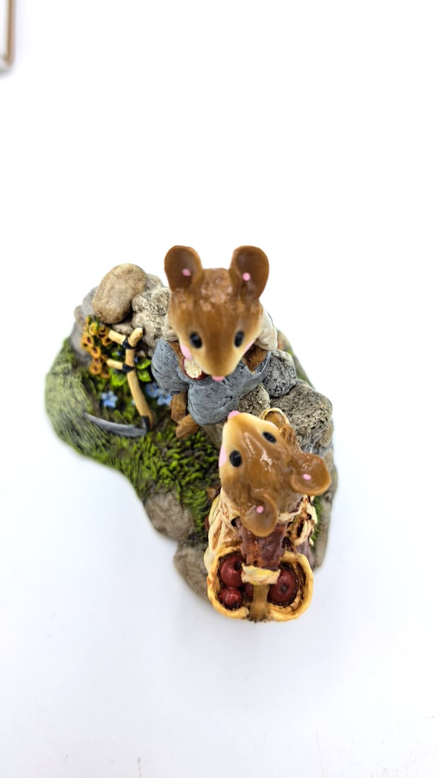 Wff Fs-07 Wayside Chat Mouse Figurine With Apple Basket - 6