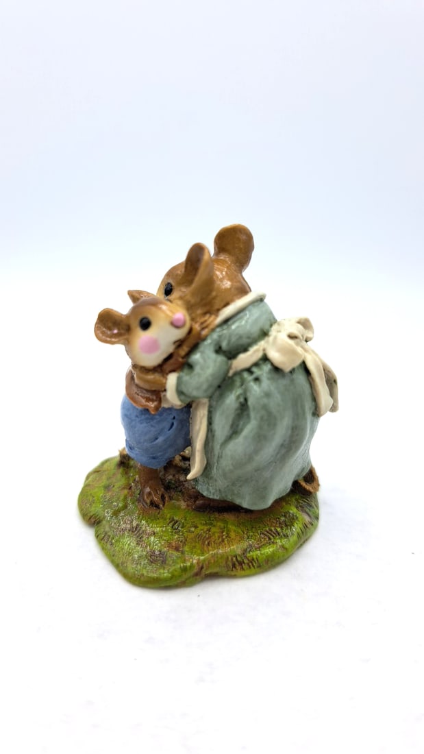 Wff M-229a A Big Hug Mouse Figurine Green Dress Mom Blue Pants Boy - 3