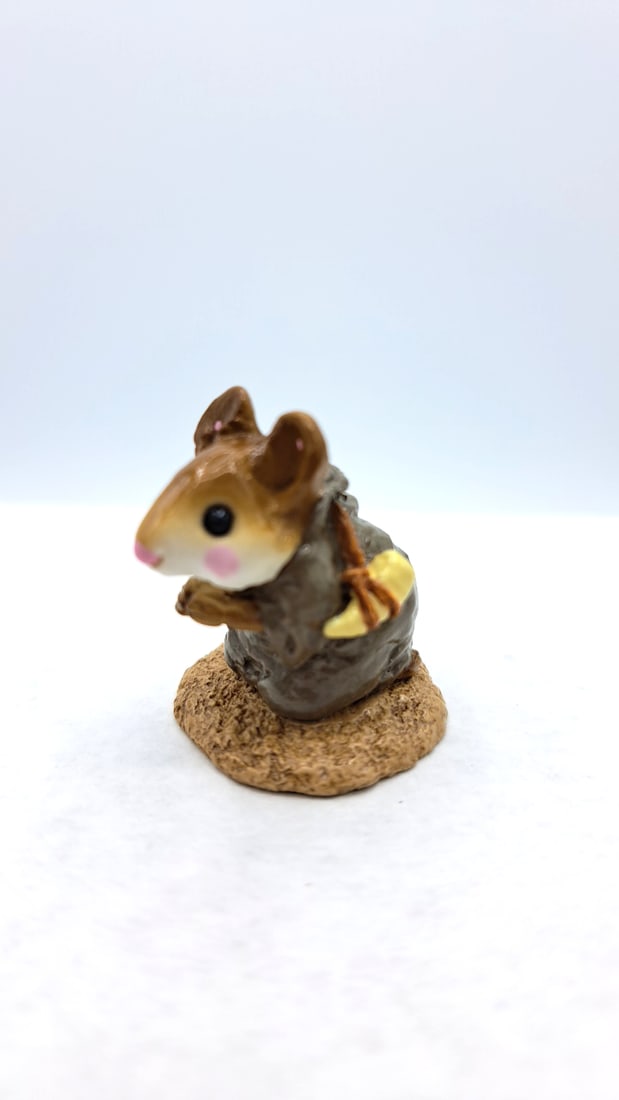Wff M-122a Shepherd Kneeling Mouse Figurine - 2