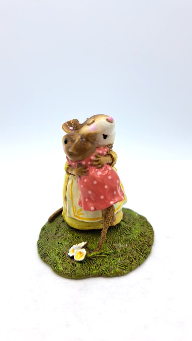 Wff M-229b Her Big Hug Mouse Figurine Mom Yellow Dress Baby Girl Red Dress - 3