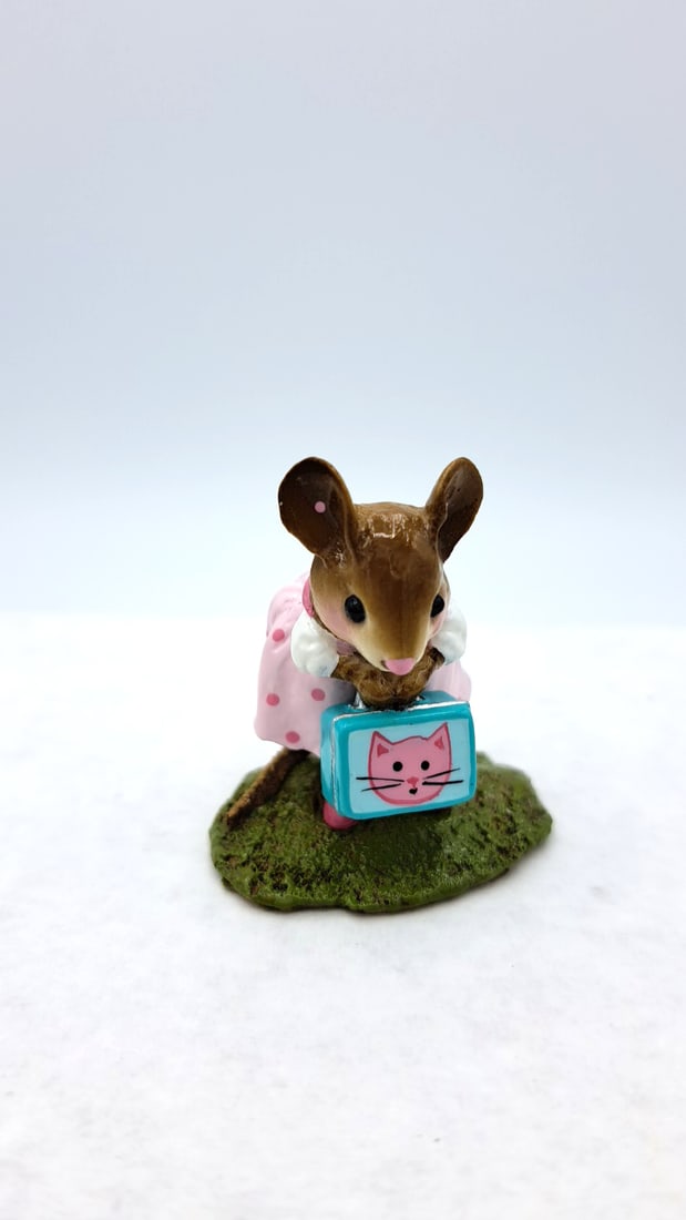 Wff M-347a Her New Lunchbox Mouse Figurine Pink Dress Aqua Lunchbox: 2007 william. Petersen 4x4x4 1lb Low Estimate: 50 High Estimate: 120