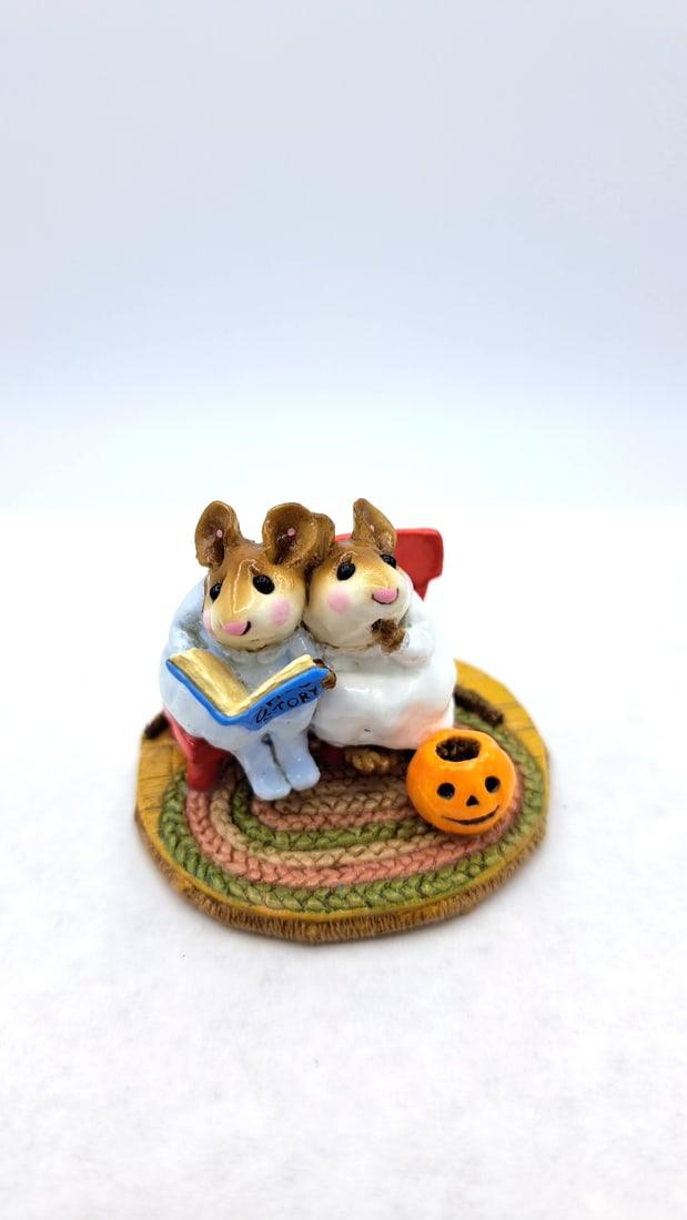 Wff M-225 Scarey Stories 1997 Mouse Figurine With Pumpkin: Donna peteren 1997 4x4x4 1lb Low Estimate: 82 High Estimate: 98
