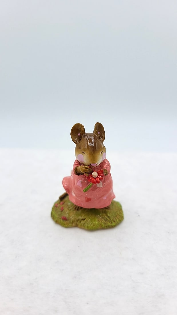 Wff M-263 Loves Me... Mouse Figurine Pink Dress Red Flower Ltd Ed: Annette petersen 1998 4x4x4 1lb High Estimate: 100 Low Estimate: 25