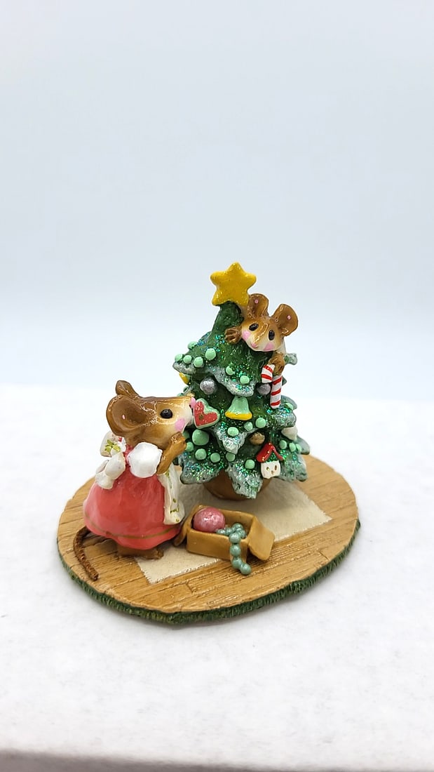 Wff M-240 Scamper Raising Cane Christmas Mouse Figurine - 2