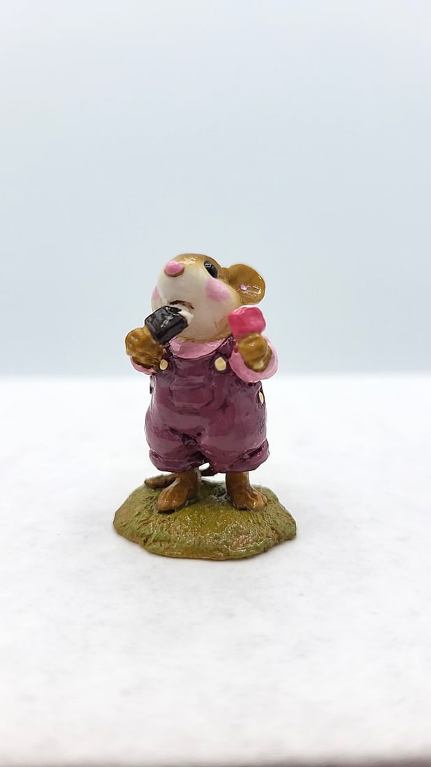 Wff M-261 Double Delight Mouse Figurine, Plum Overalls Pink Shirt: William peterson 2010 4x4x4 1lb Low Estimate: 51 High Estimate: 52