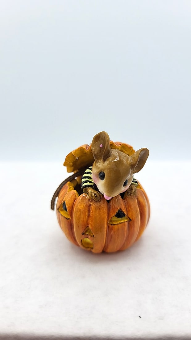 Wff M-379s Pumpkin Pop-up Mouse Jack-o-lantern Figurine: William peterson. 4x4x4 1lb High Estimate: 150 Low Estimate: 76