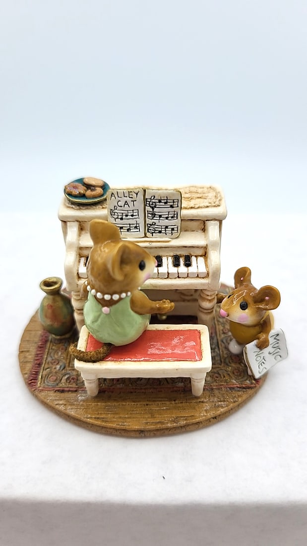 Wff M-282a His Music Lesson Mouse Piano Figurine: Donna petersen 2002 4x4x4 1lb High Estimate: 300 Low Estimate: 200