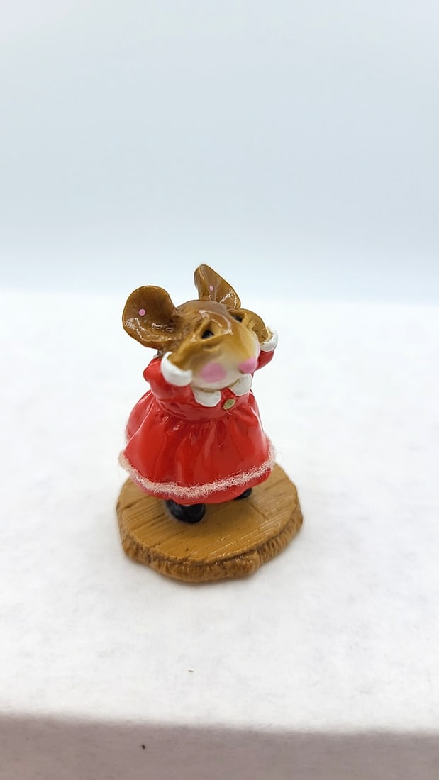 Wff M-276 No Peeking Mouse Figurine Red Dress With Fur Trim: William peterson 2001 4x4x4 1lb High Estimate: 75 Low Estimate: 53