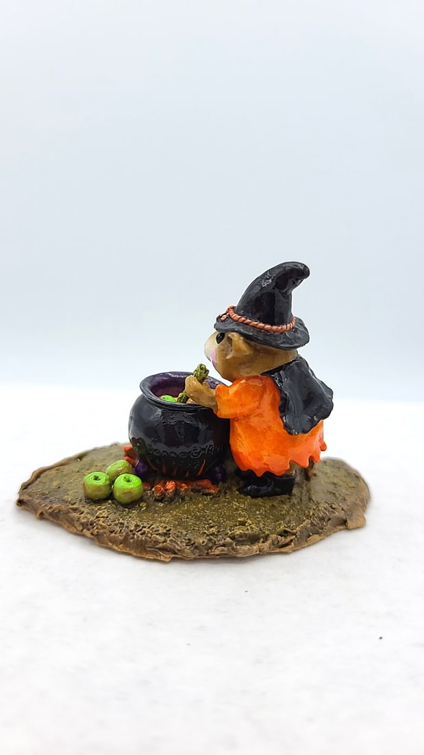 Wff M-215 Somethings Brewing Mouse Witch Cauldron Figurine - 2