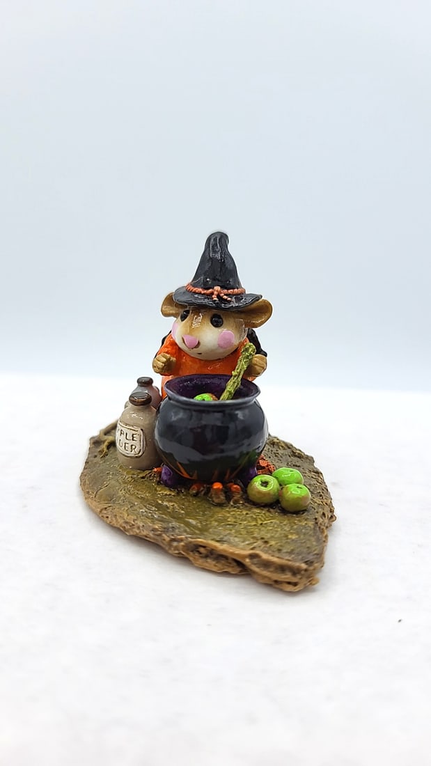 Wff M-215 Somethings Brewing Mouse Witch Cauldron Figurine - 3