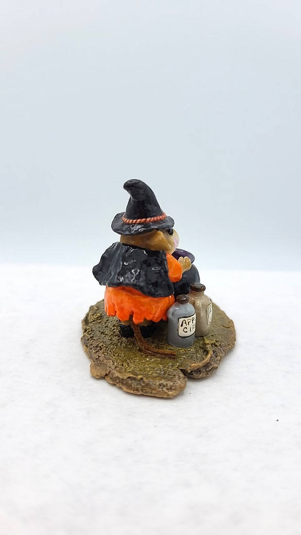 Wff M-215 Somethings Brewing Mouse Witch Cauldron Figurine - 4