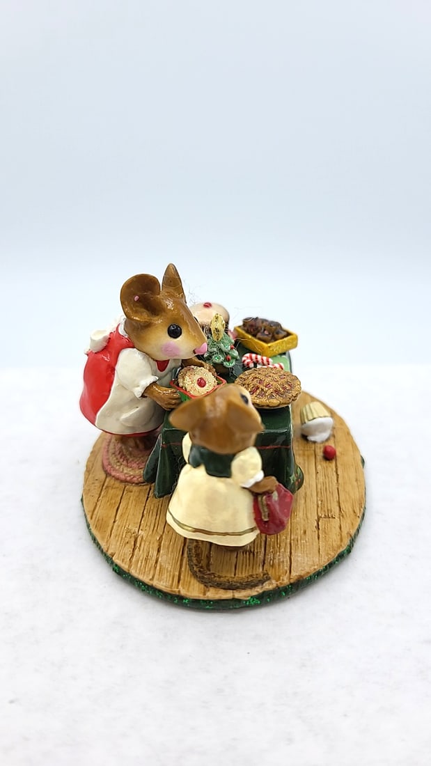 Wff M-220 Mouseys Bake Sale Christmas Colors Mouse Figurine - 5