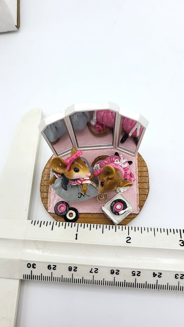 Wff Ltd-10 A Stitch In Time Mouse Figurine Dressing Room 2006 - 2