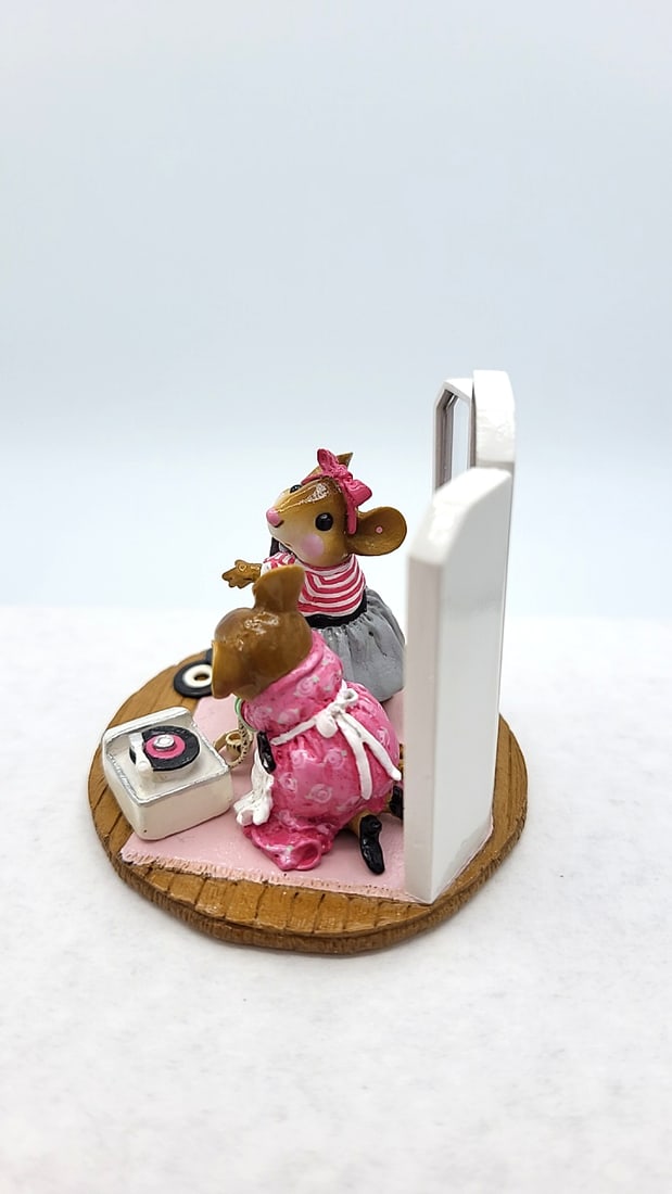 Wff Ltd-10 A Stitch In Time Mouse Figurine Dressing Room 2006 - 4