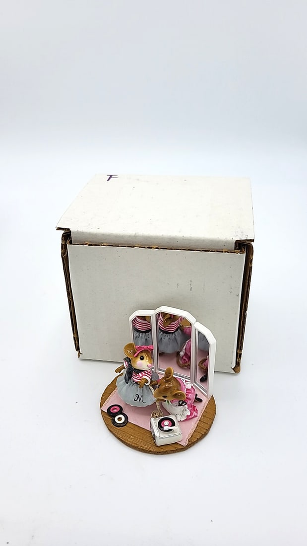 Wff Ltd-10 A Stitch In Time Mouse Figurine Dressing Room 2006 - 7