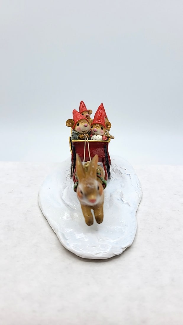 Wff M-403 Dash Away Rabbit Sleigh Mouse Figurine - 4