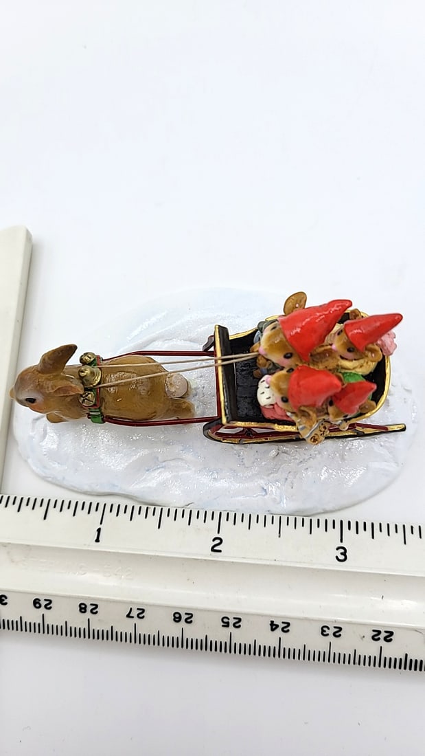 Wff M-403 Dash Away Rabbit Sleigh Mouse Figurine - 7
